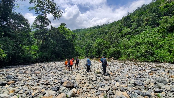 Bãi đá rộng trong tour Tà Giang