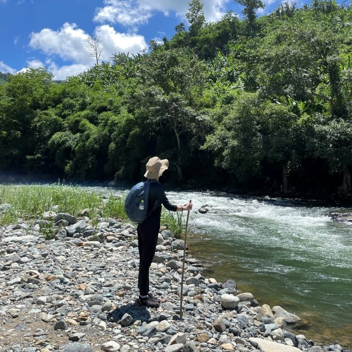Sử dụng dụng cụ hỗ trợ trekking, hiking