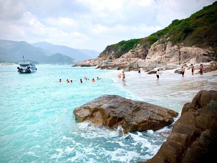 Thăm biển Bình Hưng trong tour Ngũ Long Công Chúa
