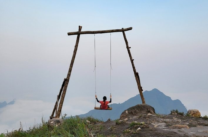 Ngồi trên xích đu ngắm cảnh đẹp