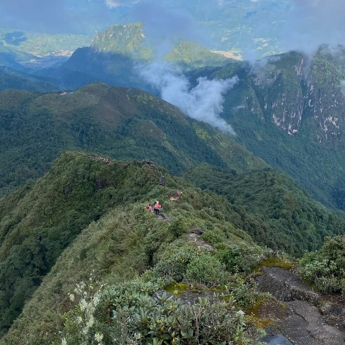 Chinh phục sống lưng khủng long khi trekking