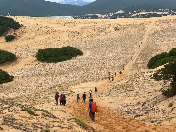 Băng qua sa mạc trong tour Cực Đông