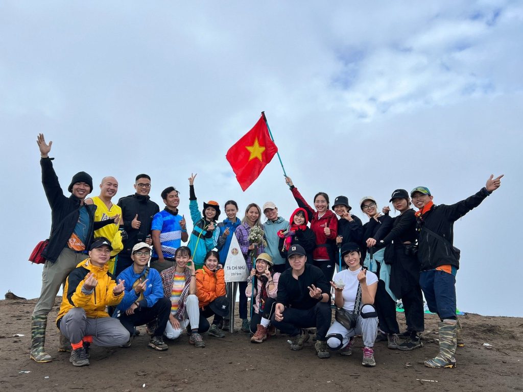Chinh phục nóc nhà Yên Bái cùng Tổ Ong Adventure