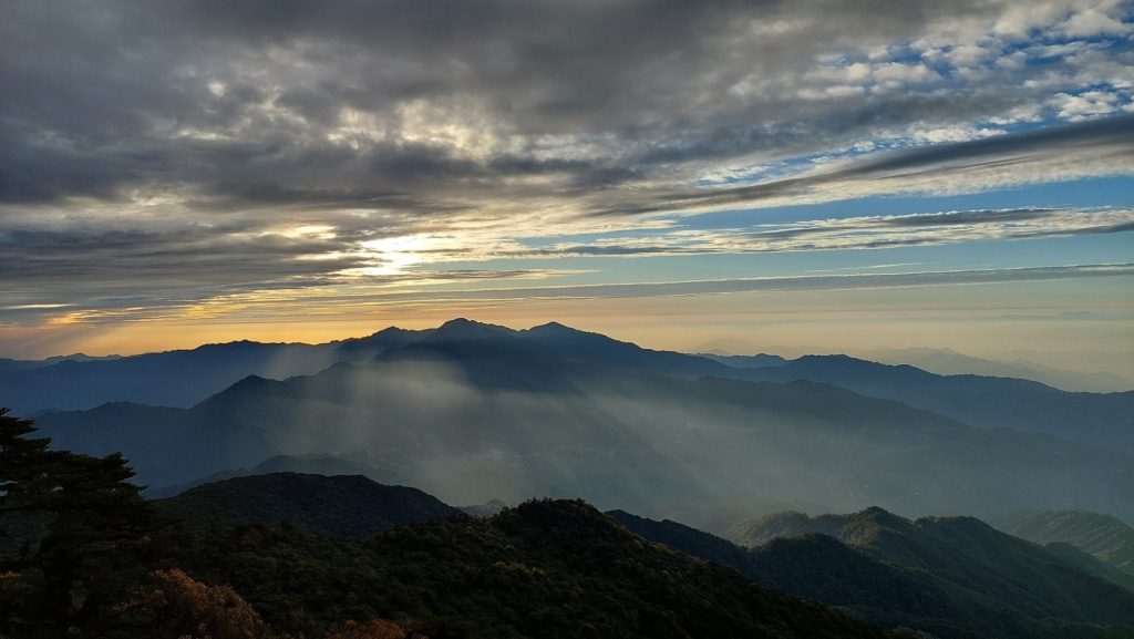 Chiêm ngưỡng bình minh trong chuyến trekking Tà Xùa