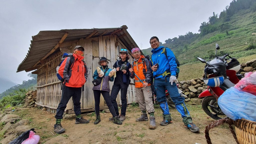 Chuẩn bị đầy đủ quần áo ấm khi đi trekking 