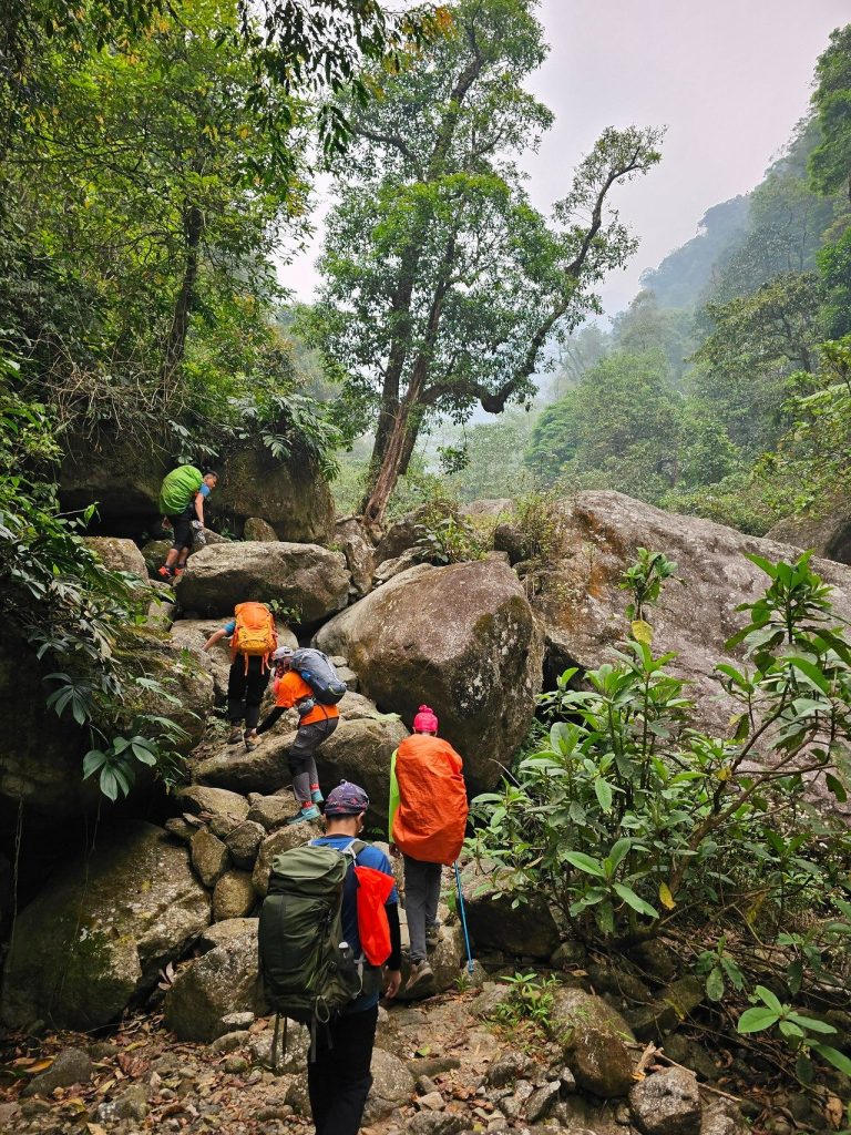 Bắt đầu chuyến hành trình chinh phục đỉnh Putaleng Lai Châu