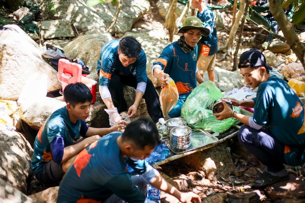 Các anh tour guide nhà Tổ Ong Adventure chuẩn bị bữa trưa cho cả đoàn 