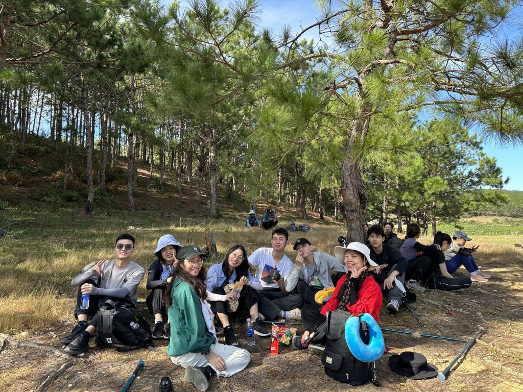 Trekking theo đoàn để có thể hỗ trợ nhau khi cần thiết
