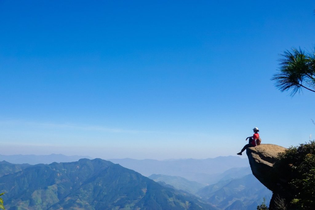 Mỏm đá sống ảo khi trekking Tà Xùa