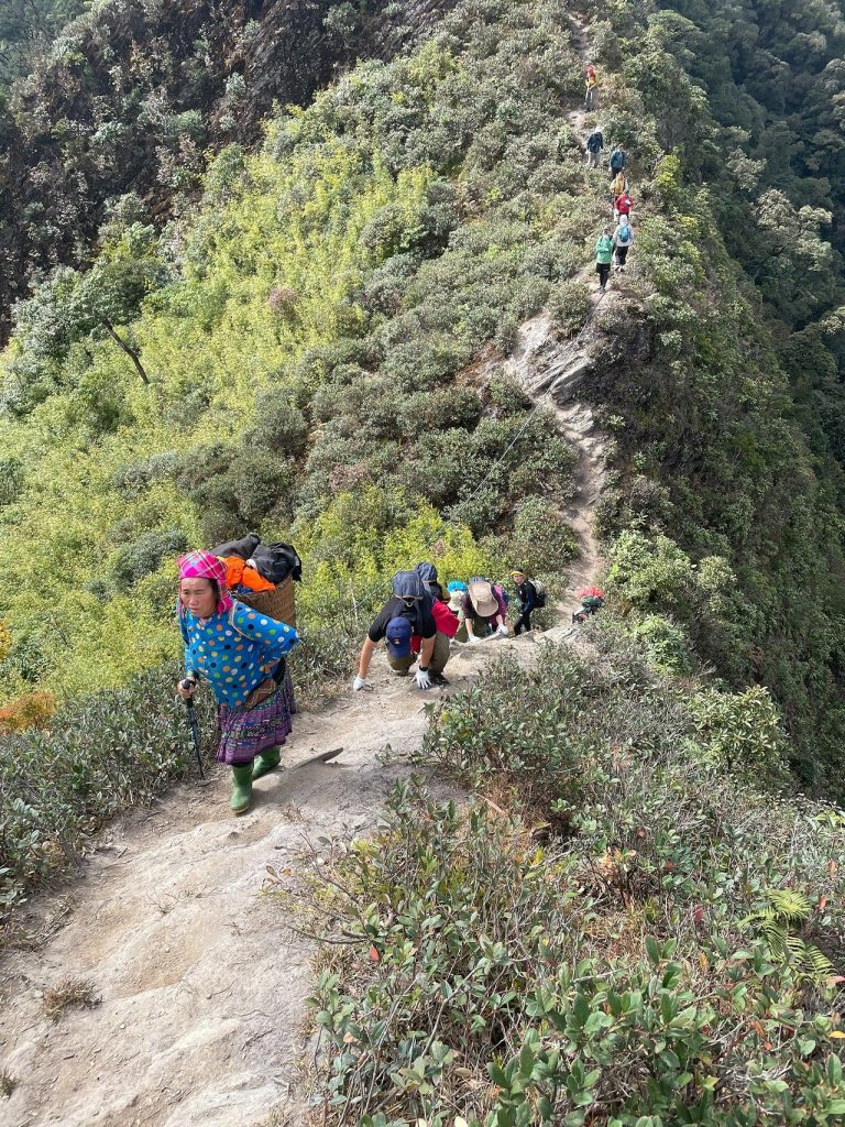 Cung trekking Tà Xùa  với nhiều cung đường đèo quanh co đáng để trải nghiệm h