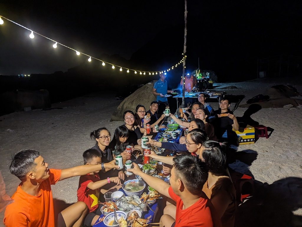 Cả đoàn cùng nhau ở lại qua đêm tại bãi Rạng, Cực Đông