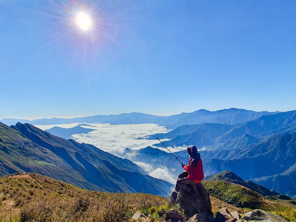 Từ đỉnh núi Tà Chì Nhù, bạn như chiêm ngưỡng thiên đường kỳ ảo