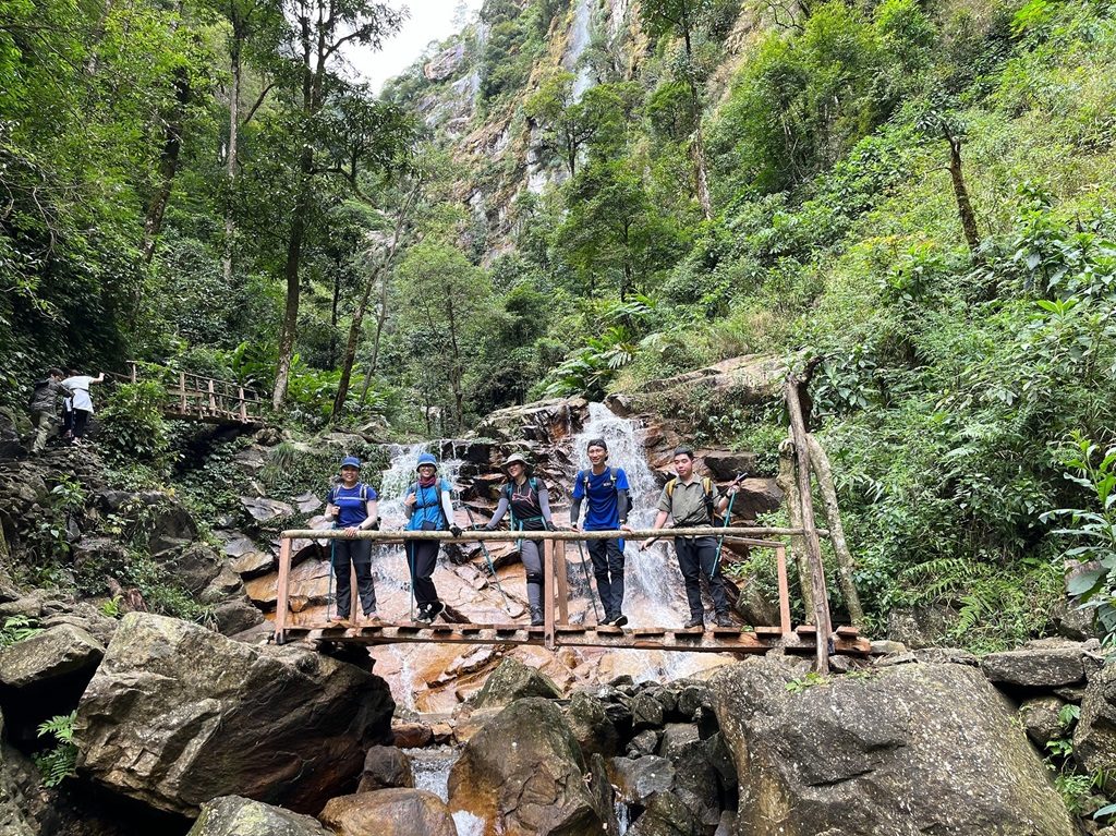 Vẻ đẹp hoang sơ và hùng vĩ tại thác nước Nhìu Cồ San