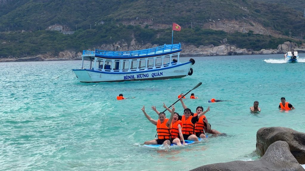 Tắm biển Bình Hưng