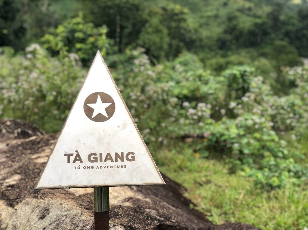 Checkin cột mốc Tà Giang Khánh Sơn cùng Tổ Ong Adventure