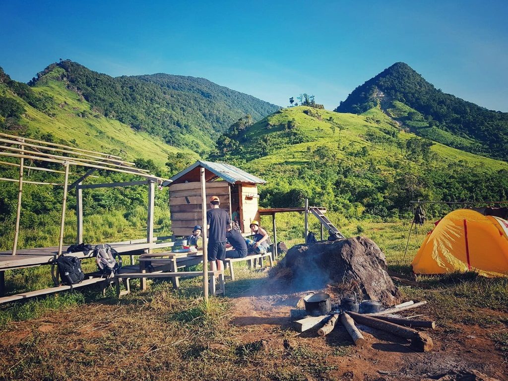 Cắm trại ở ngay thảo nguyên cỏ xanh mát tại Tà Giang