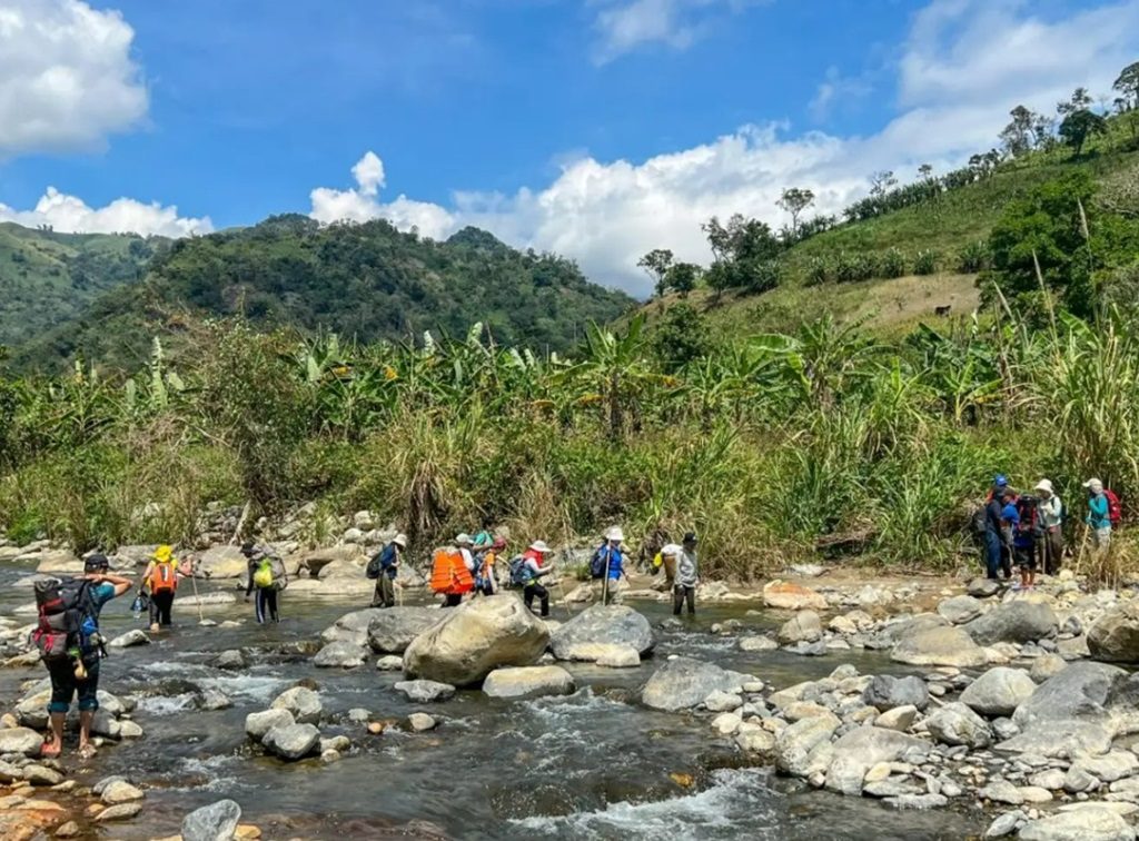 Băng qua con suối “giao thoa” giữa Ninh Thuận và Khánh Hòa