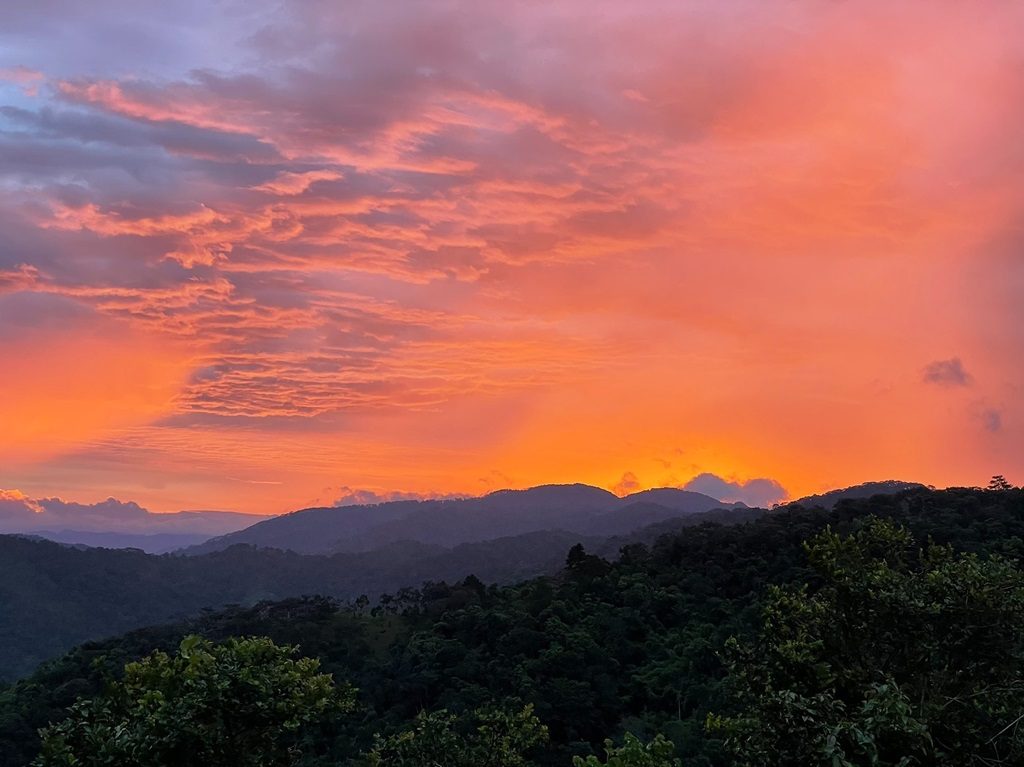 Ngắm hoàng hôn siêu đẹp tại cung trekking đẹp nhất Việt Nam 