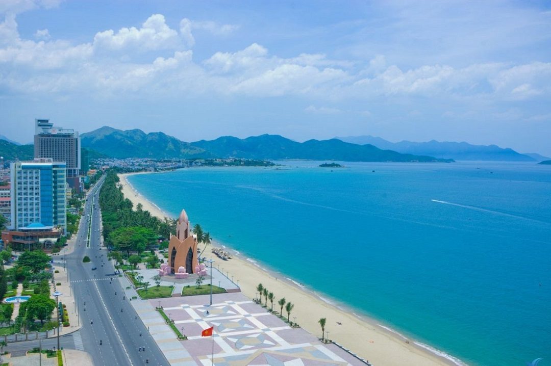 Bãi biển Trần Phú sầm uất nhộn nhịp