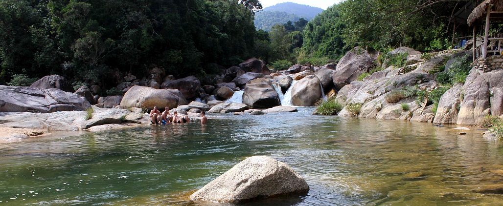 Đắm chìm trong lòng nước suối trong veo, mát lành